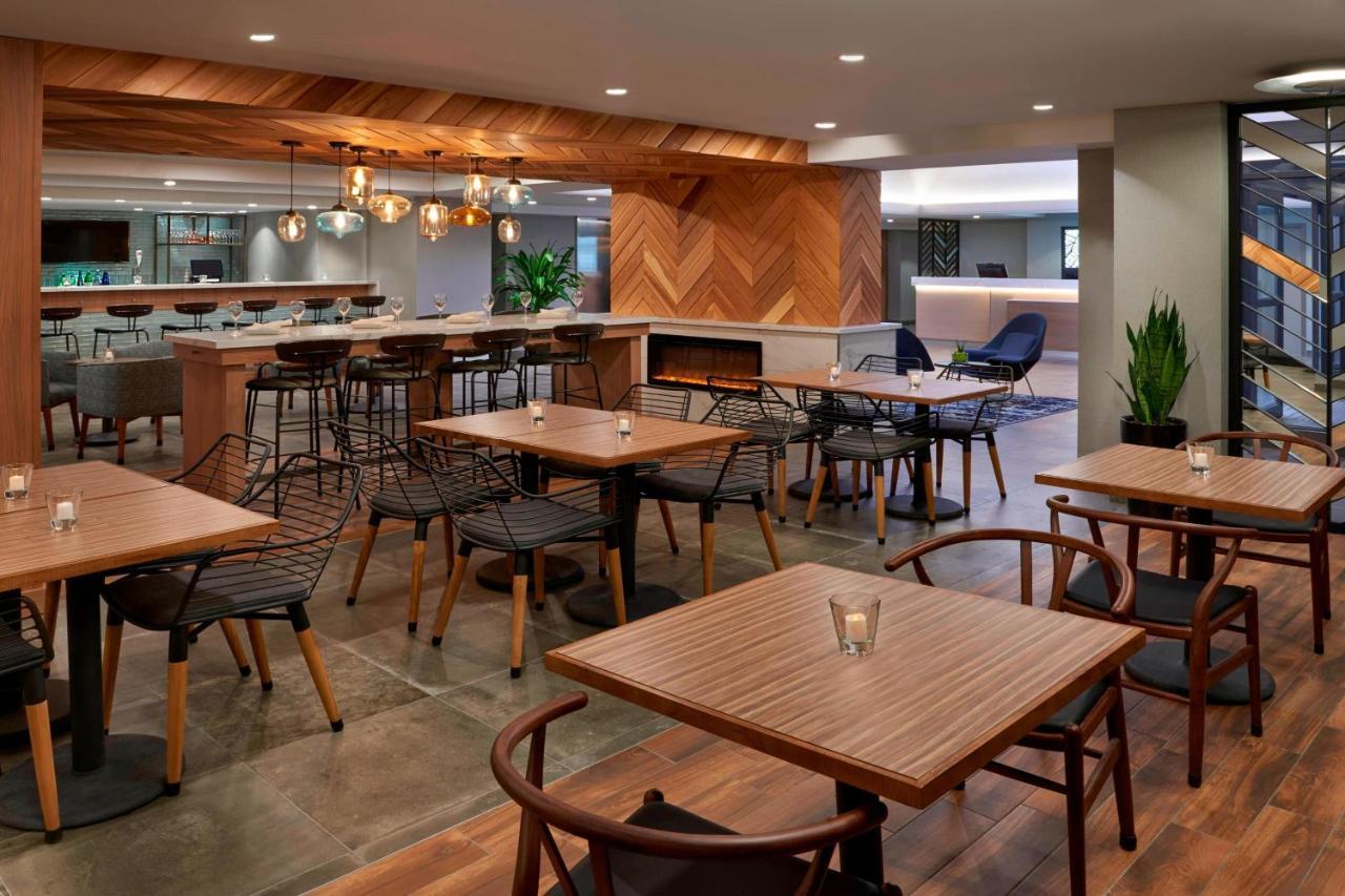 Fairfield Inn By Marriott Montreal Downtown Екстериор снимка