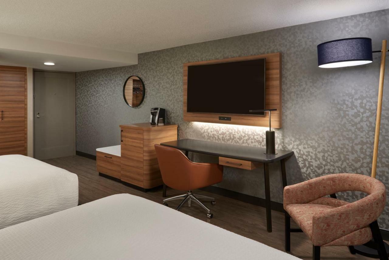 Fairfield Inn By Marriott Montreal Downtown Екстериор снимка